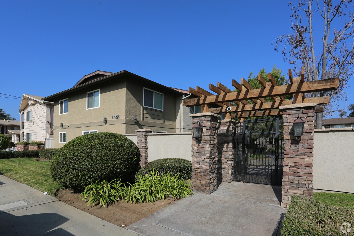 Primary Photo - 1440 Oakdale Ave