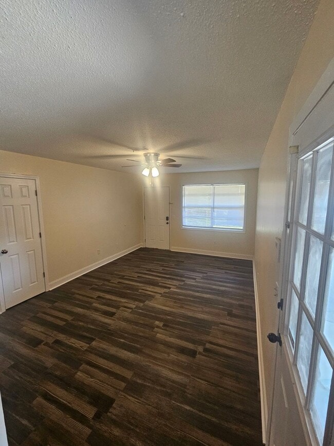 Foto del edificio - 215 Glenn Bryant Rd