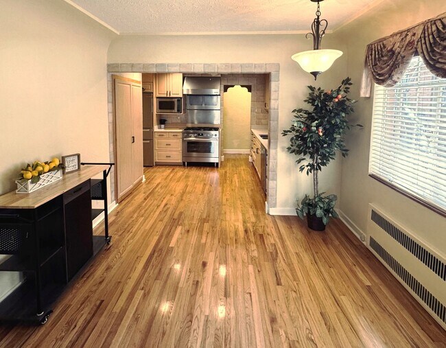 Foto del edificio - *INCOME POTENTIAL* Entire Beautiful "5 BR"...