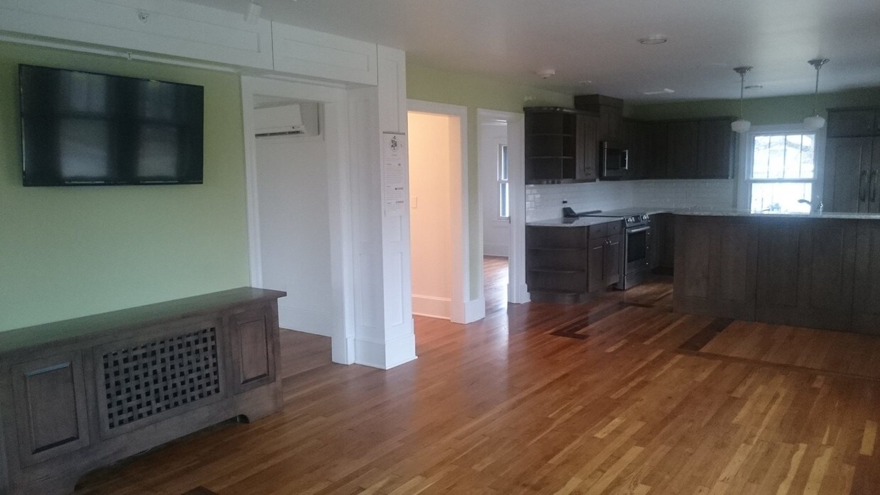 Modern full sized kitchen. - 800 19th St