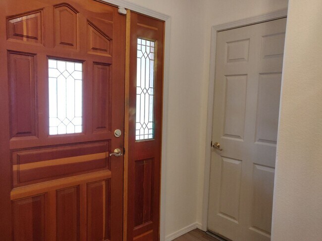Foto del edificio - Spacious and charming, this two-story 4 be...