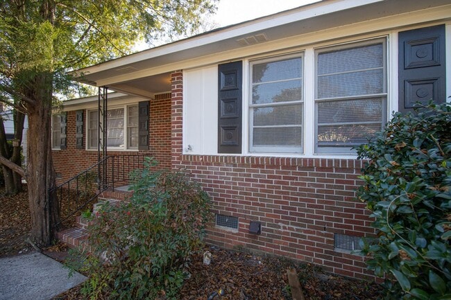 Foto del edificio - Charming 3-Bedroom Brick Home in Cayce