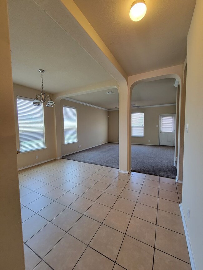 Building Photo - Spacious Home in Wildhorse At Tausch Farms