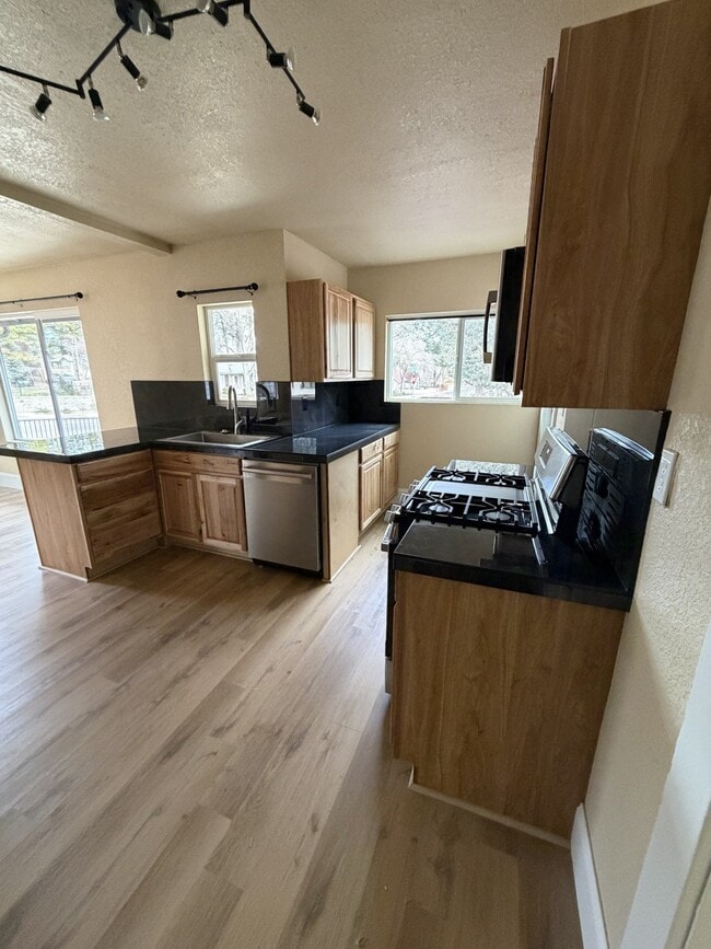 Building Photo - 703 Country Club Dr