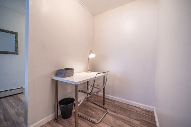 Desk area - 5042 El Camino Drive