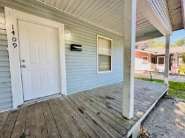 Building Photo - House for Rent