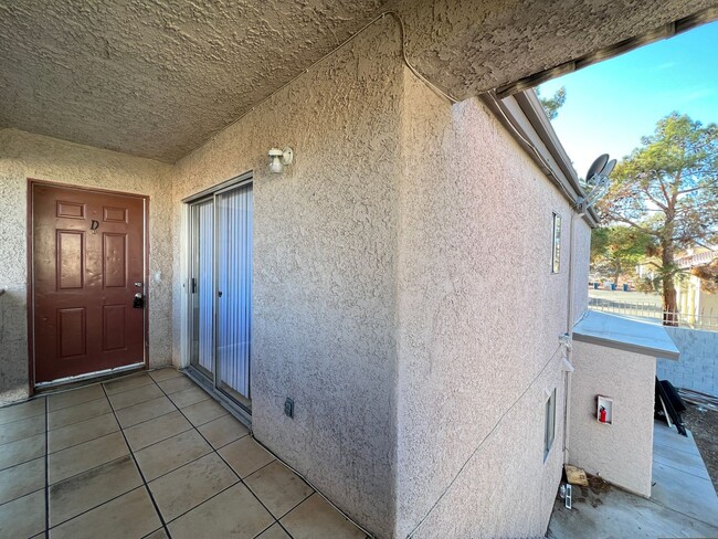 Building Photo - Sierra Oeste