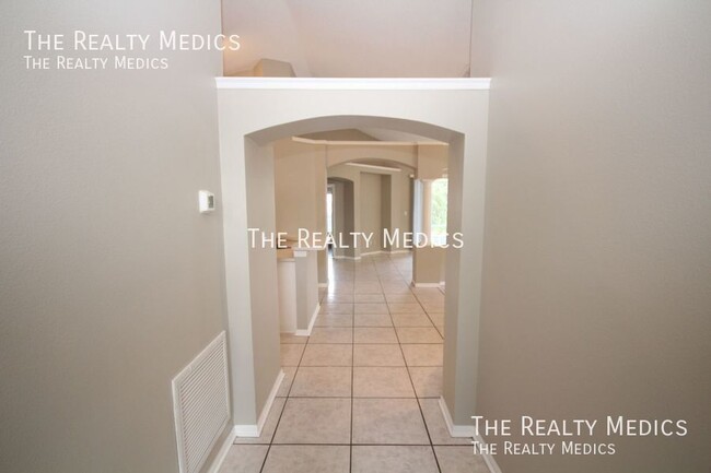 Building Photo - 833 Brightview Dr
