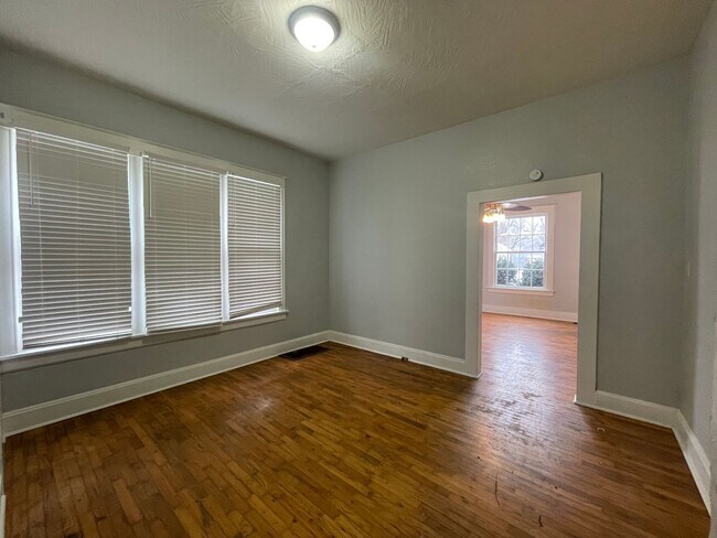 Foto del edificio - Large 2 bedroom 1 bath available now