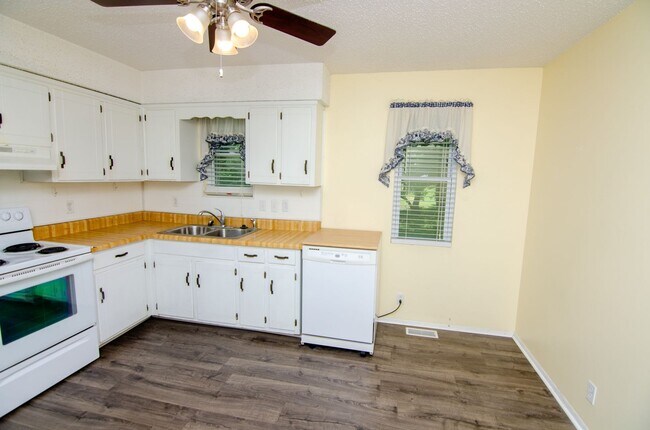 Building Photo - Adorable home convenient to it all
