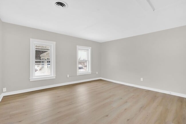 Building Photo - 11 Russell Rd