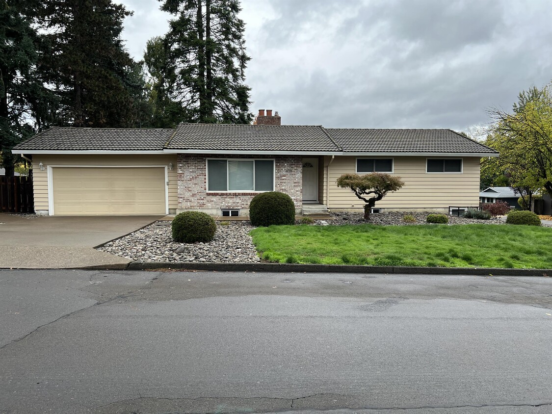 Primary Photo - 2205 Maple Terrace