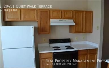 Building Photo - Charming 3 Bedroom 2.5 Bath End Unit For R...