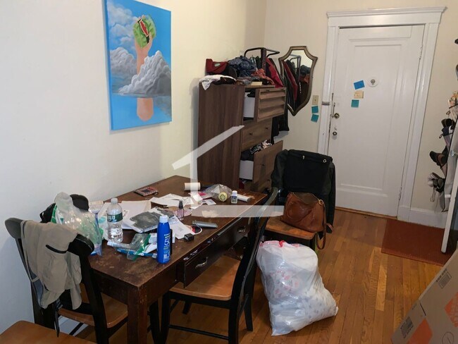 Building Photo - Nice 1 bed steps from BC