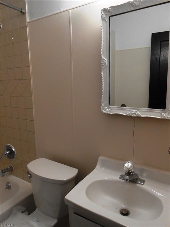 2039 Chesterland Ave Unit Up, Lakewood, OH 44107 Apartment for Rent in Lakewood, OH