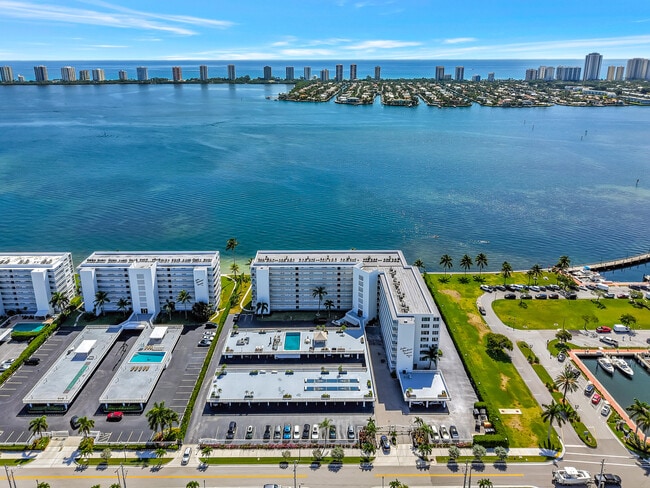 Building Photo - 301 Lake Shore Dr