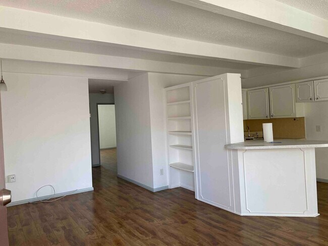 Sala de estar - 1640 N Hobart Blvd