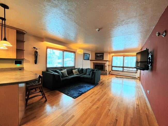 Photo - Spacious Midtown Two Bedroom with Utilitie... House