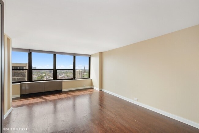 Foto del edificio - 1560 N Sandburg Terrace
