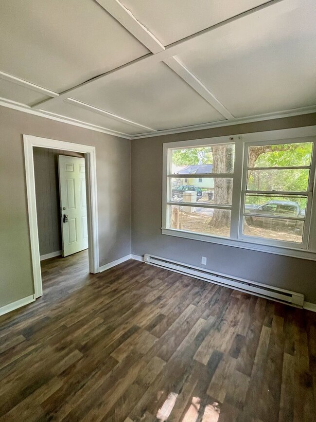 Building Photo - 2 Bedroom 1 Bath Home Available for Rent i...