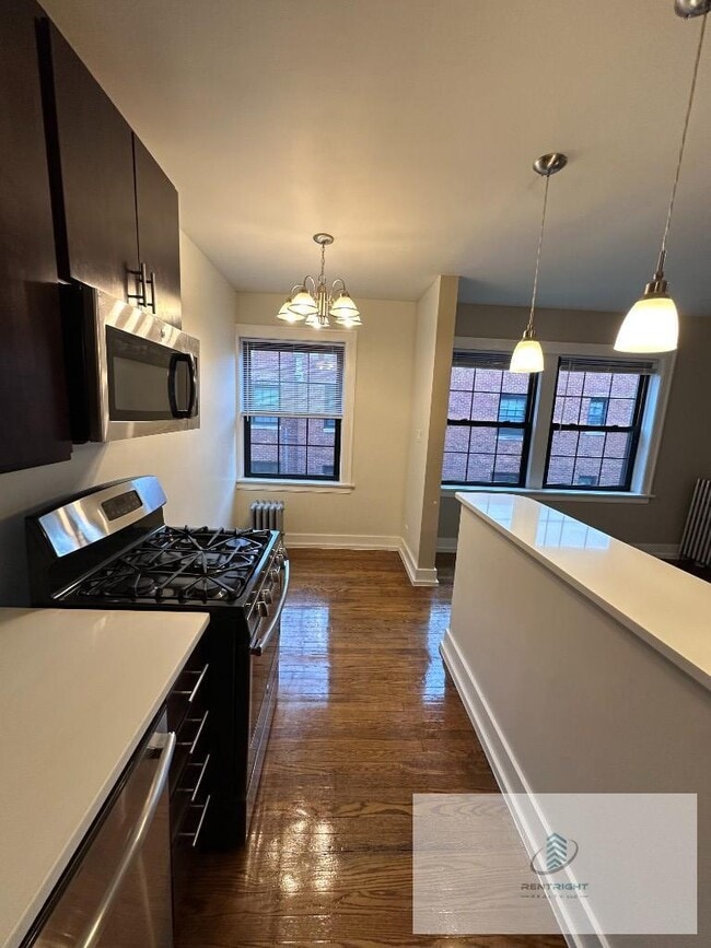 Building Photo - 1712 W Albion Ave