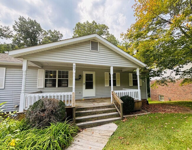 Building Photo - Available NOW* 3 Bedroom, 2 Bath Duplex
