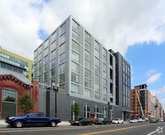Building Photo - Hodge on 7th