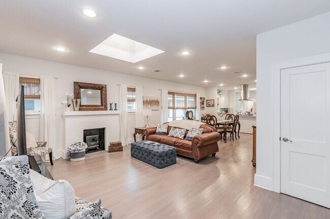 Foto del edificio - PRETTY, UPDATED AND CHARMING ARLINGTON HEI...
