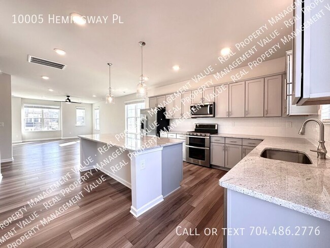 Building Photo - Immaculate townhome with plenty of rooms a...