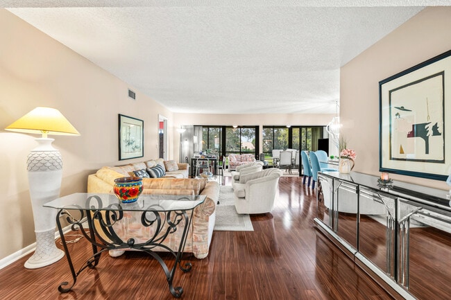 Building Photo - 5687 Fairway Park Dr