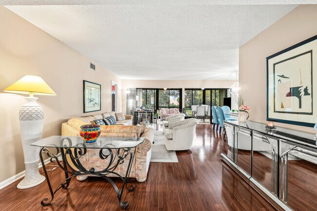 Foto del edificio - 5687 Fairway Park Dr