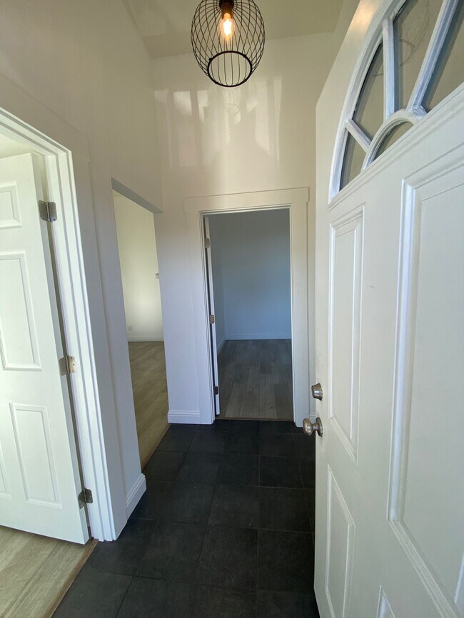 Main Entrance - 905 Pine St
