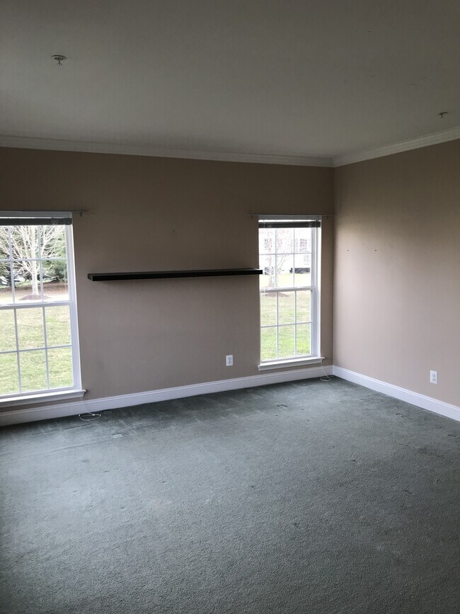 Foto del edificio - *Coming Soon!*  Large end unit town home i...