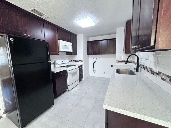 Foto del edificio - Two Bedroom One Bathroom Home with Two Car Garage