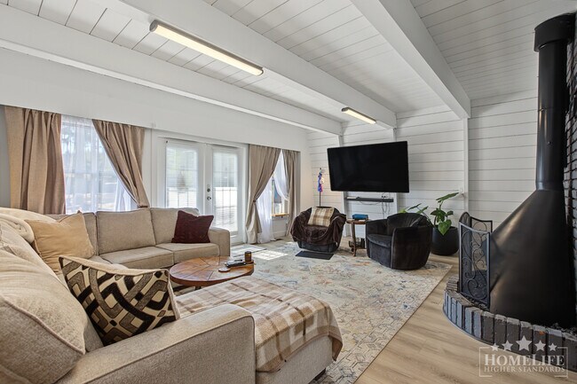 Photo du bâtiment - Spacious 3-Bedroom Detached Home in South Surrey — Large 1 acre Lot, Ample Parking & Private Back...