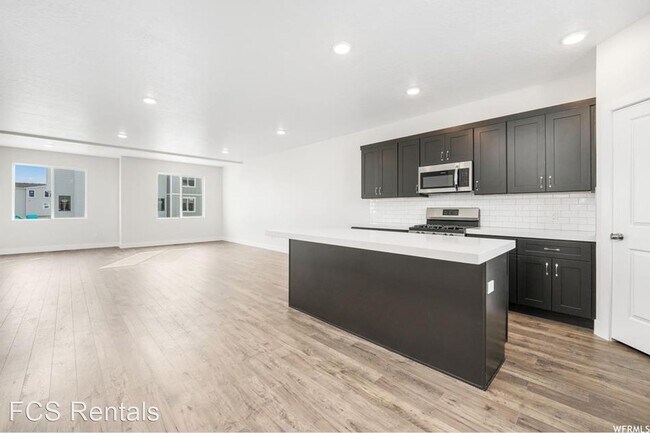 Building Photo - 4 br, 3.5 bath House - 692 E Ryegrass Drive