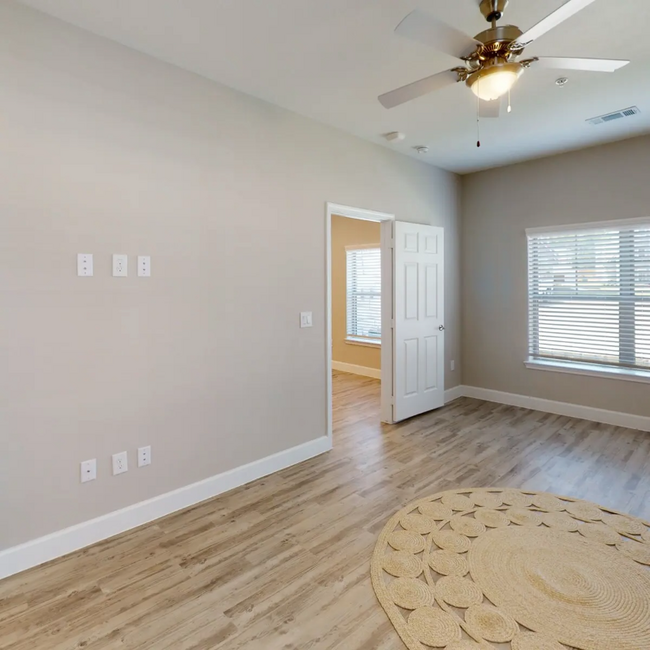 Building Photo - 2204 Plantation Dr
