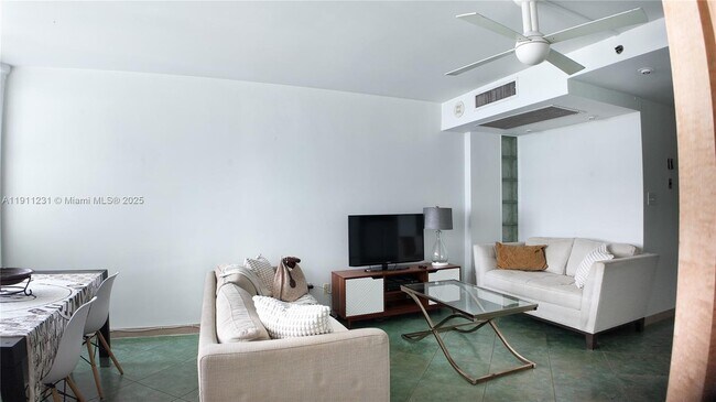 Foto del edificio - 100 Lincoln Rd