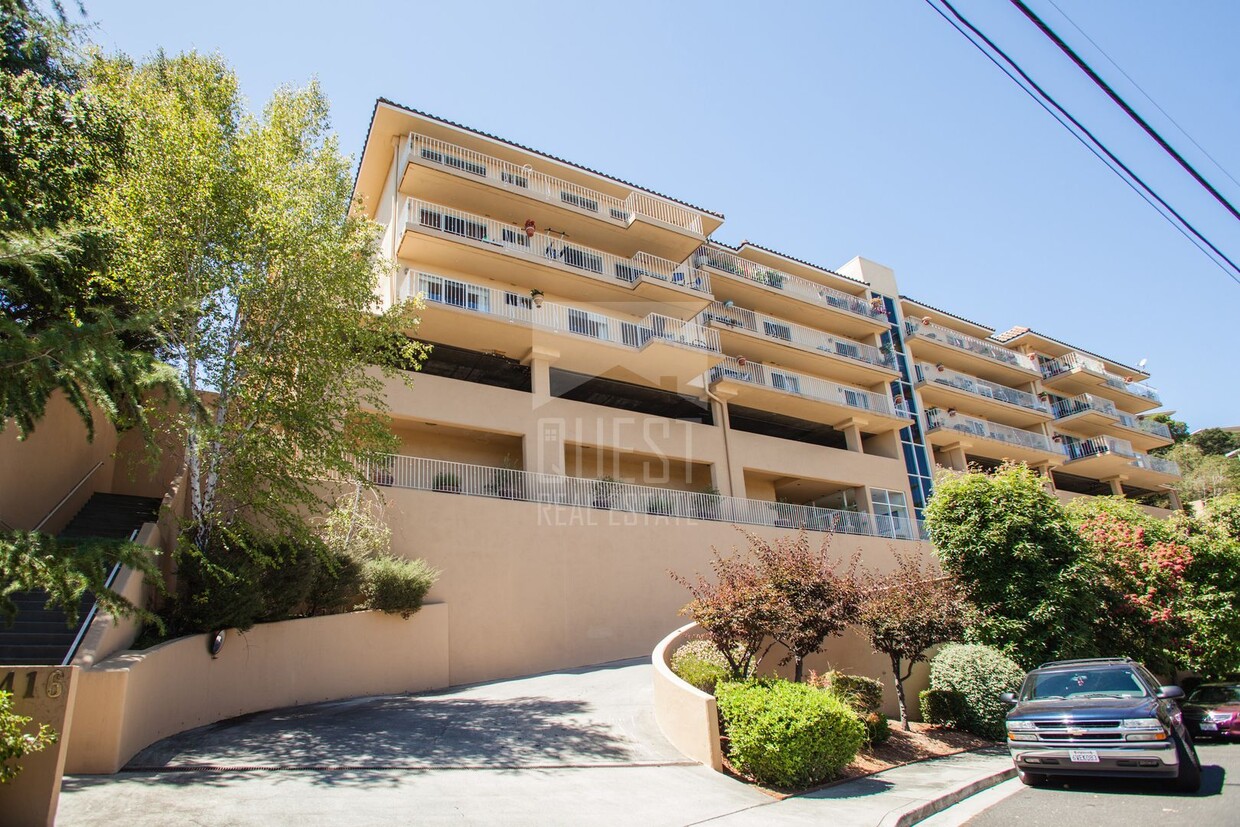 Foto principal - Huge top-floor condo in coveted Beverly Te...