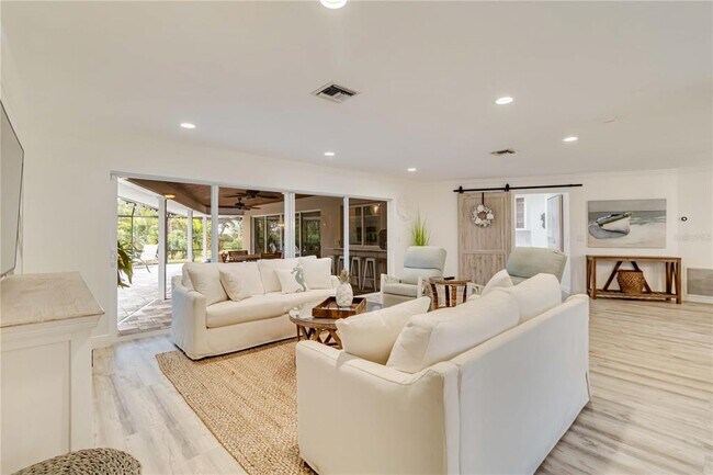 Building Photo - 464 Yacht Harbor Dr