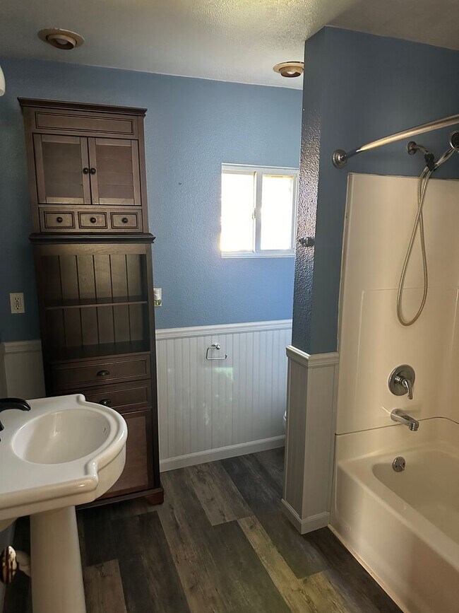 Building Photo - Beautiful 2 bedroom 1 bath house with garage!