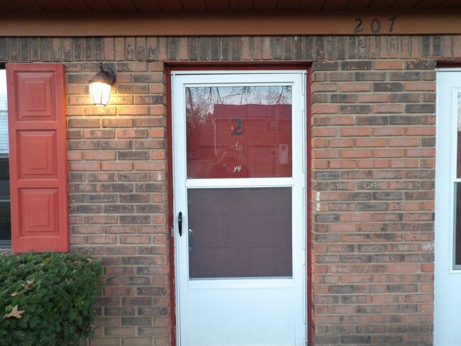 Building Photo - 207 Landings Dr