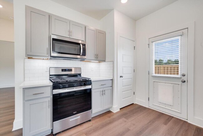 Foto del edificio - Primary suite on main level, bonus loft space upstairs!