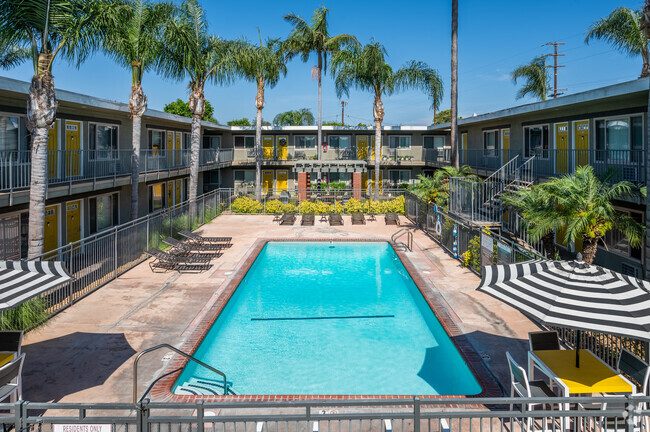 Piscina - California Palms Apartments