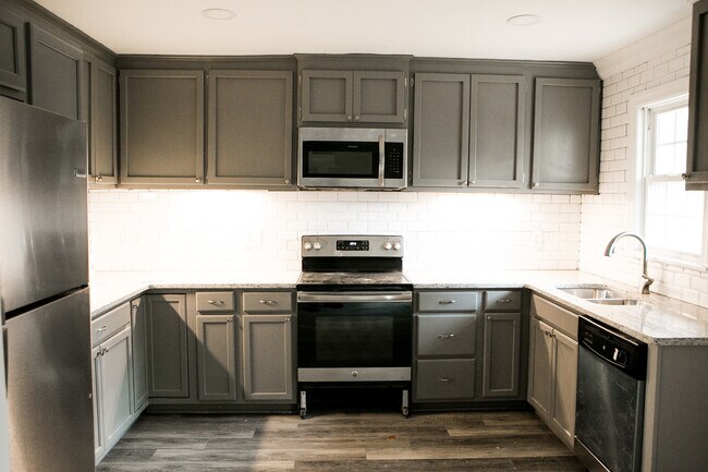 Foto del edificio - 3006 Hillsboro Rd SW
