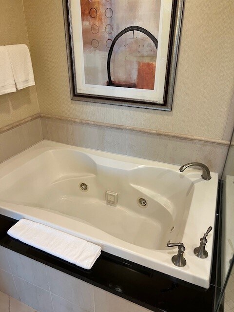 Jetted Tub - 145 E Harmon Ave