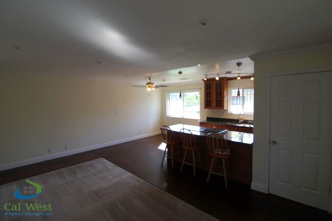 Building Photo - $2,395 - 2 Beds/1 Bath Upstairs Condo Near...