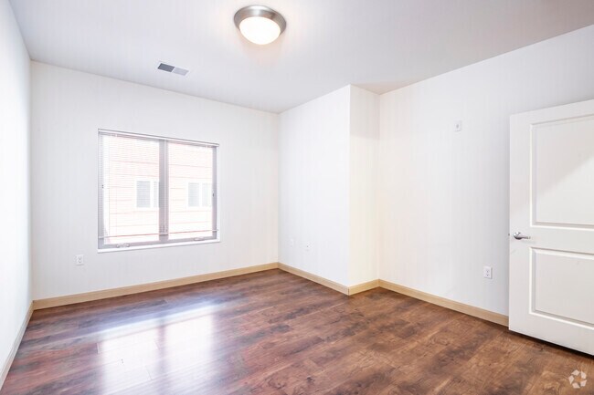 1HAB, 1BA: 788 ft² - Lake Edge