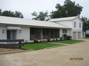 Building Photo - 2440 US Hwy 41