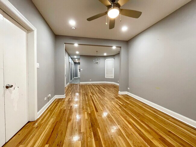 Foto del edificio - 2327 N Harding Ave